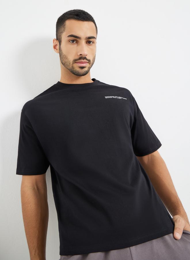 ستايلي تيشيرت بطبعة جرافيك وقصة واسعة للرجال - Image 1